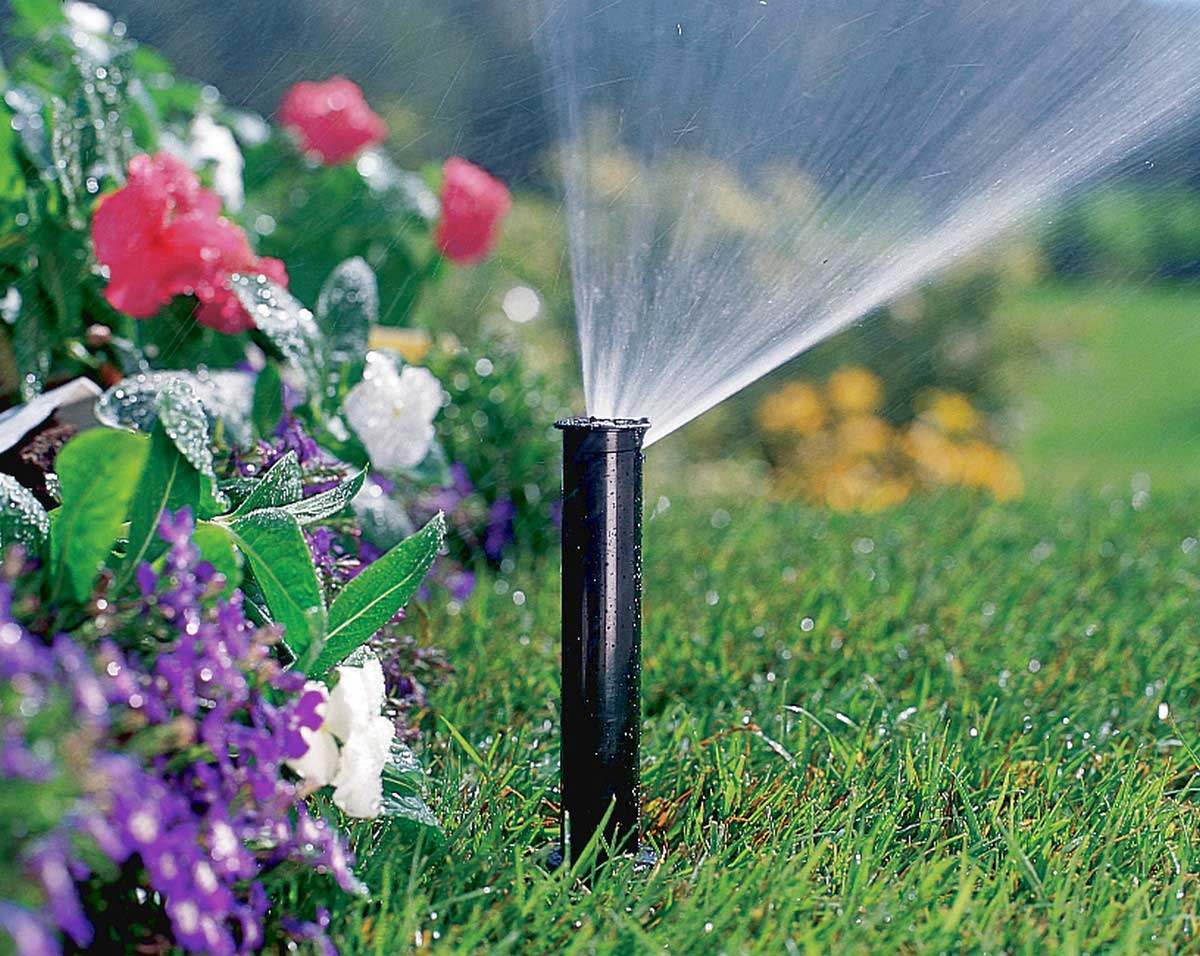Hoe u met uw eigen handen auto-irrigatie in het land kunt maken voor planten