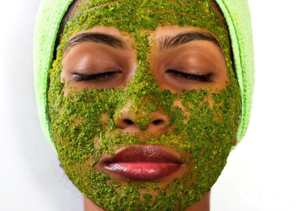 Flicka med en kosmetisk maskering på hennes ansikte