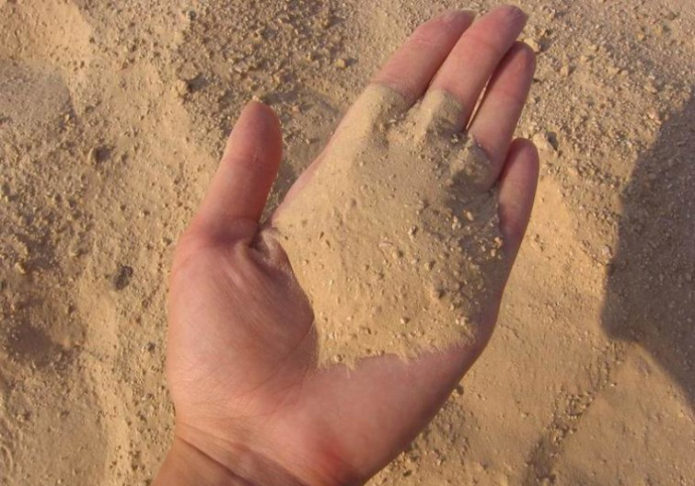 Písek po ruce