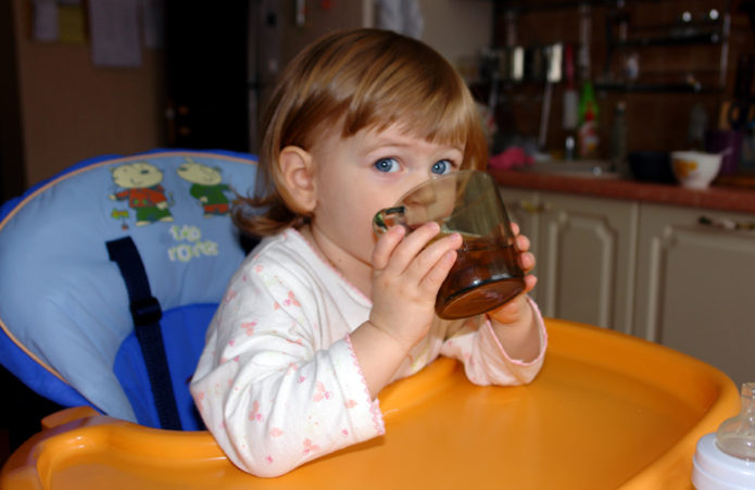 Дете пие от чаша