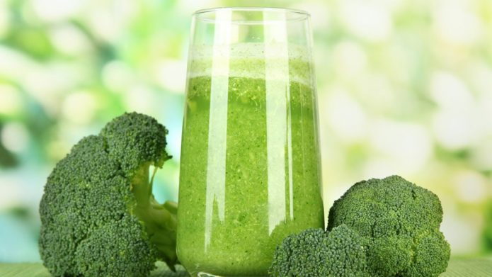 Brokolių žiedynai ir spaustos sultys stiklinėje