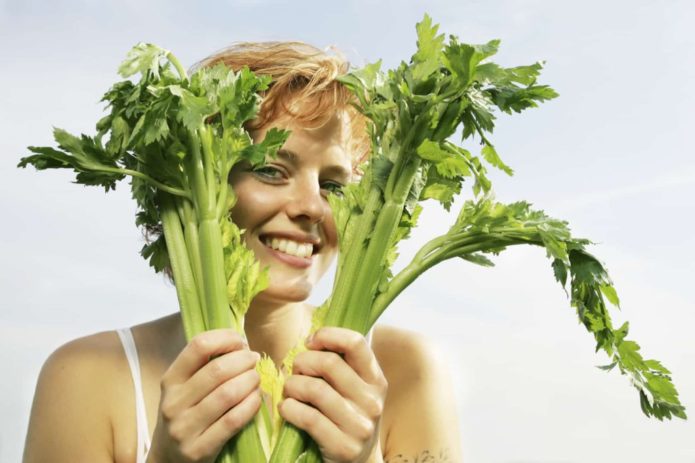 Žena koja drži celer
