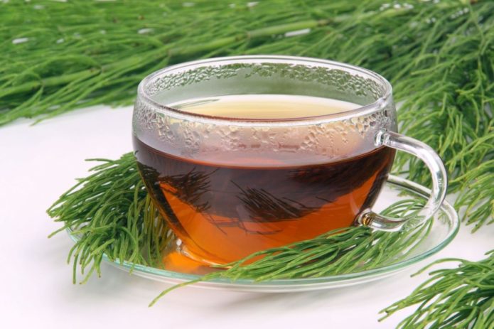 Чай в чаша и растения