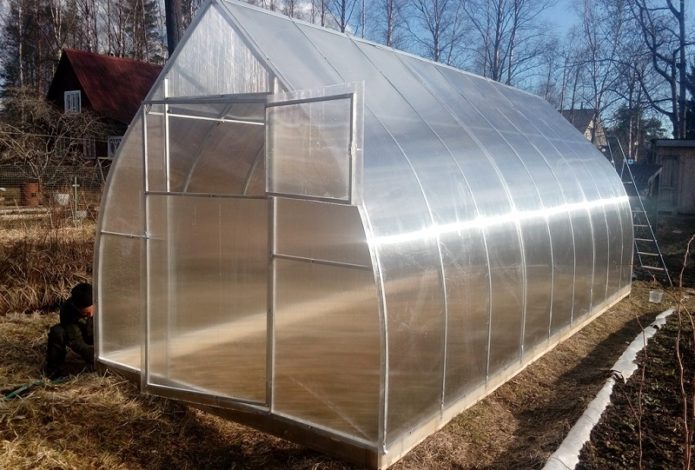 Polycarbonate greenhouse sa taglagas