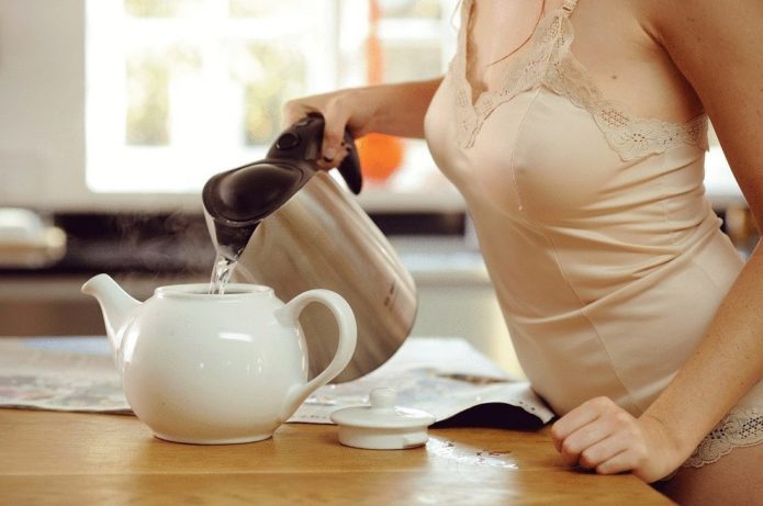 Moteris verda arbatą